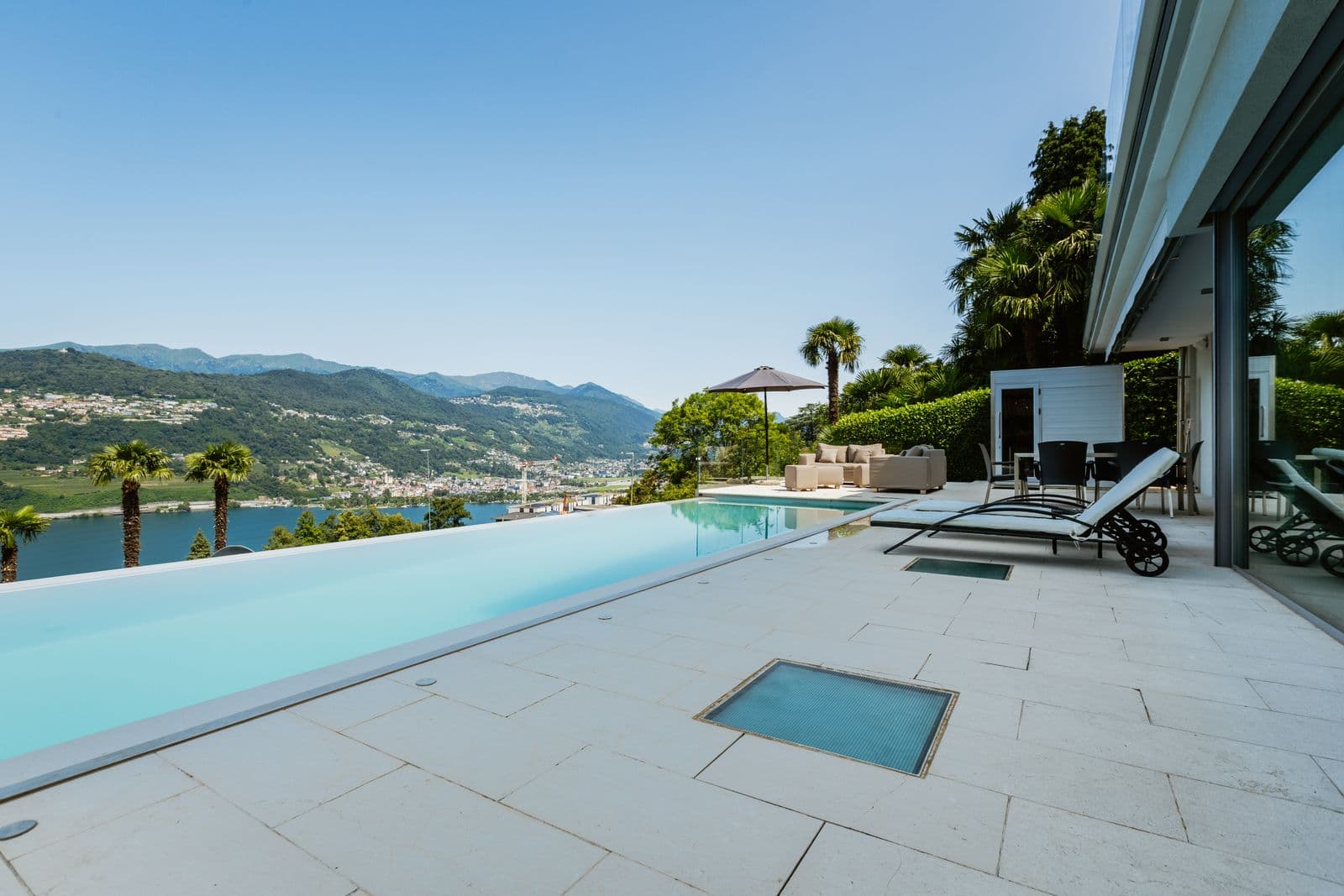 Villa vacanze con piscina panoramica sul Lago di Garda